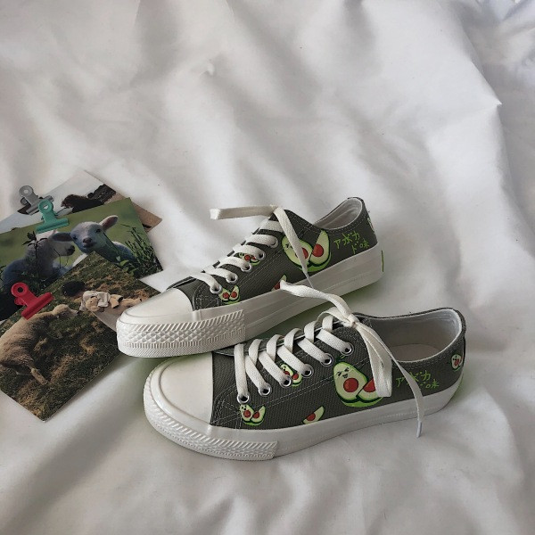 Hétköznapi női tornacipő lapos talppal és avokádó applikációkkal