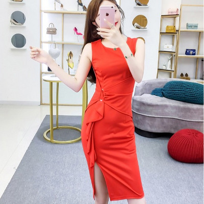 Elegantiška moteriška suknelė su skeltuku ir apvalia iškirpte