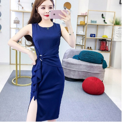 Elegantiška moteriška suknelė su skeltuku ir apvalia iškirpte