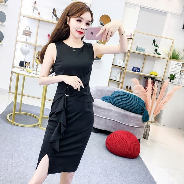 Elegantiška moteriška suknelė su skeltuku ir apvalia iškirpte