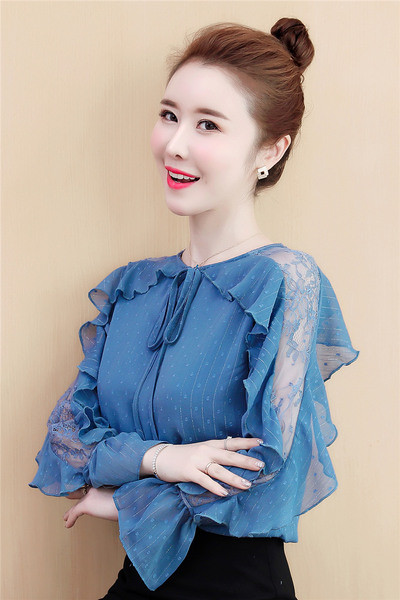 Elegáns női blúz ovális nyakkivágással és lótusz ujjakkal