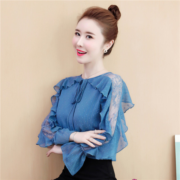 Elegáns női blúz ovális nyakkivágással és lótusz ujjakkal