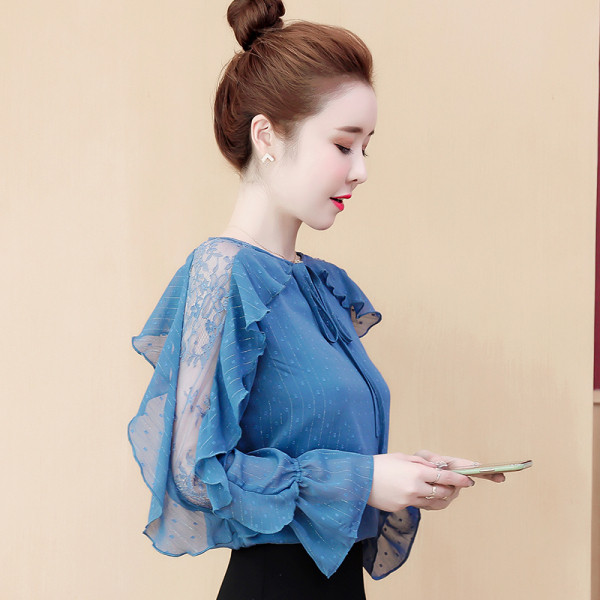 Elegáns női blúz ovális nyakkivágással és lótusz ujjakkal