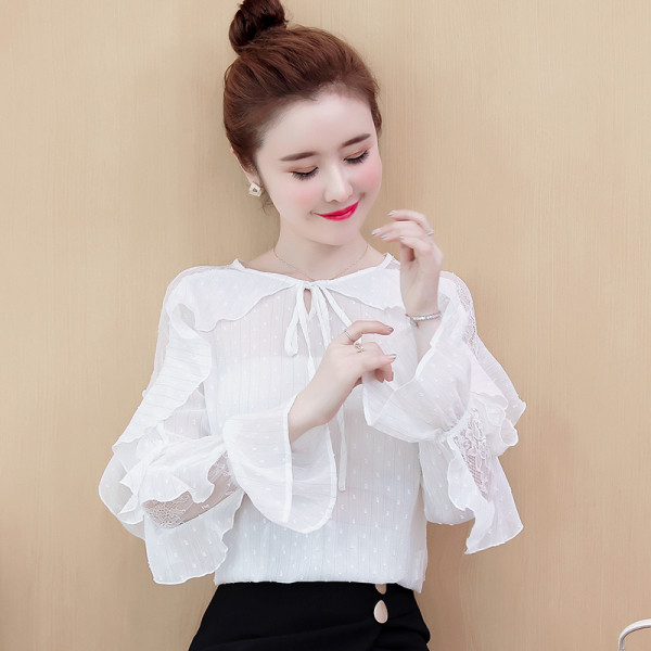 Elegáns női blúz ovális nyakkivágással és lótusz ujjakkal