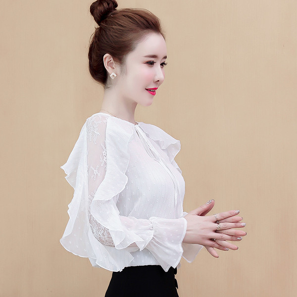 Elegáns női blúz ovális nyakkivágással és lótusz ujjakkal