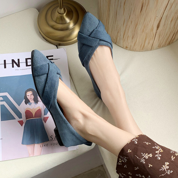 Eco velúrból készült alkalmi női cipő lapos talpú - hegyes modellel