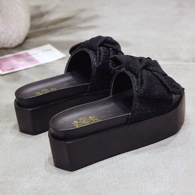 Model nou de papuci de dama cu platforma inalta si panglica lucioasa