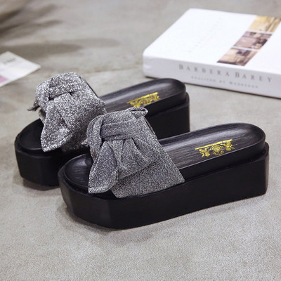 Model nou de papuci de dama cu platforma inalta si panglica lucioasa