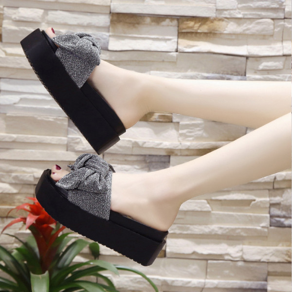 Model nou de papuci de dama cu platforma inalta si panglica lucioasa