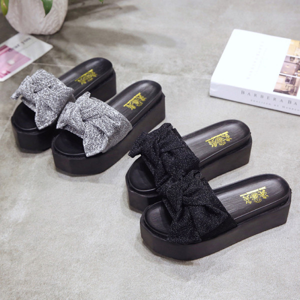 Model nou de papuci de dama cu platforma inalta si panglica lucioasa