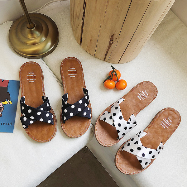 Papuci de damă cu talpă plate și bretele punctate