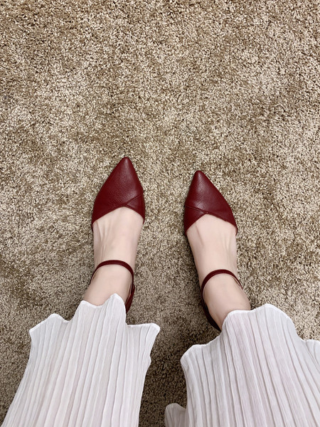 Kihegyezett női bőrcipő pánttal és 6 cm vékony sarokkal