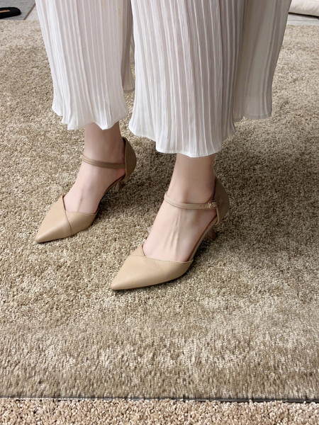 Kihegyezett női bőrcipő pánttal és 6 cm vékony sarokkal