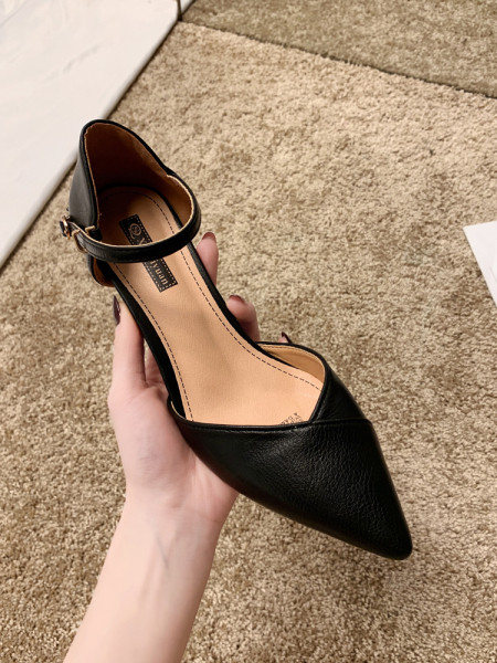 Kihegyezett női bőrcipő pánttal és 6 cm vékony sarokkal