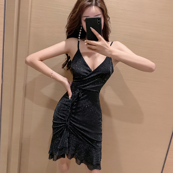 Blizgi moteriška suknelė su plonais petnešėlėmis ir špico iškirpte