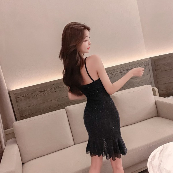 Blizgi moteriška suknelė su plonais petnešėlėmis ir špico iškirpte