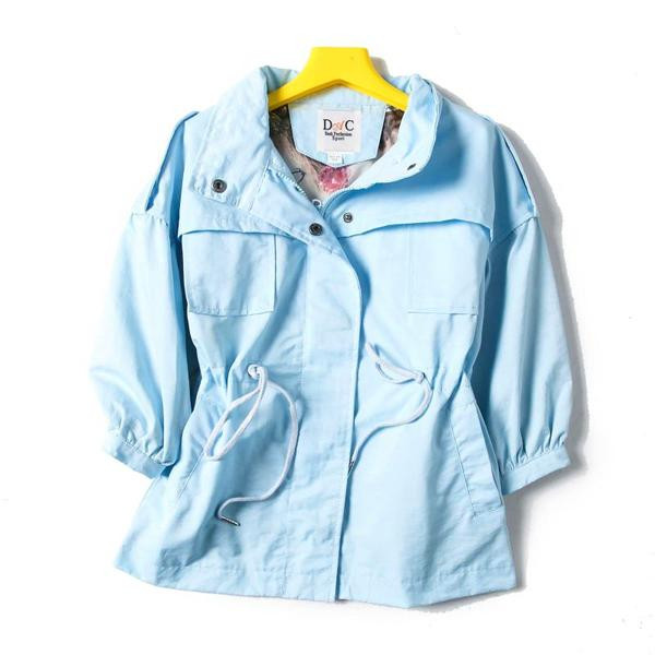 Tavaszi-őszi kabát nyakkendőkkel és gombokkal lányoknak