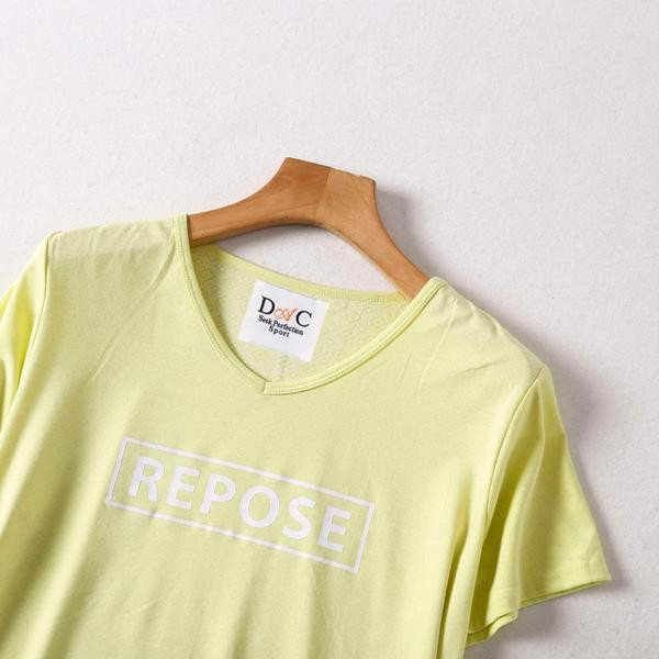 Lihtne kollane T-särk kirja ja lühikeste varrukatega