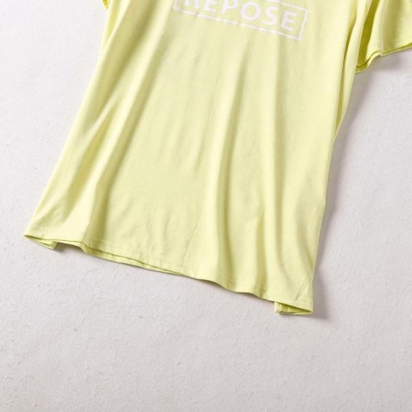 Lihtne kollane T-särk kirja ja lühikeste varrukatega