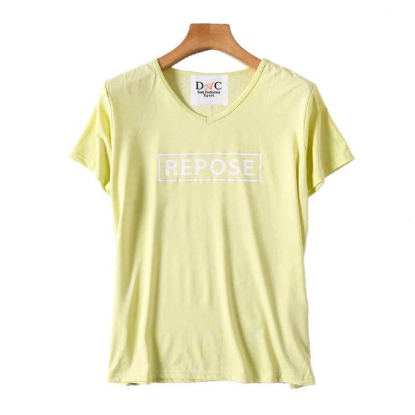 Lihtne kollane T-särk kirja ja lühikeste varrukatega