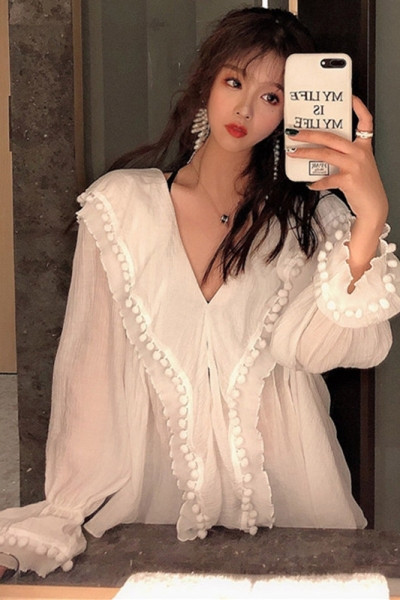 Cămașă lată de damă cu decolteu în V și pompoane