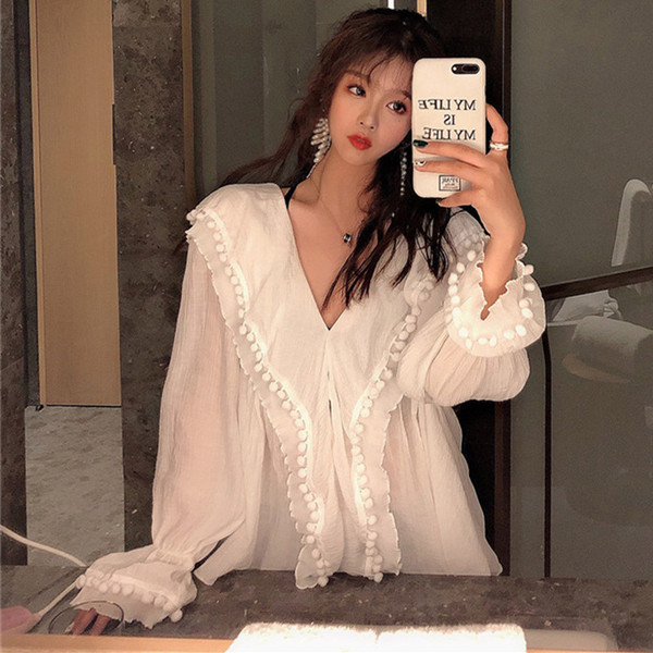 Cămașă lată de damă cu decolteu în V și pompoane