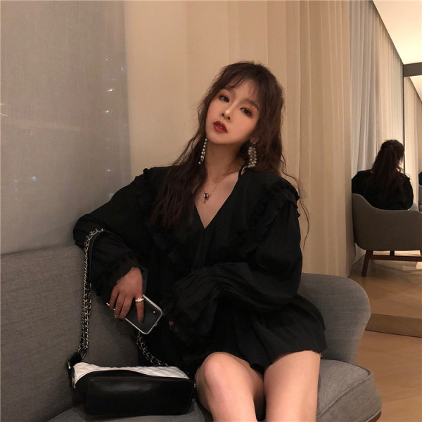 Cămașă lată de damă cu decolteu în V și pompoane