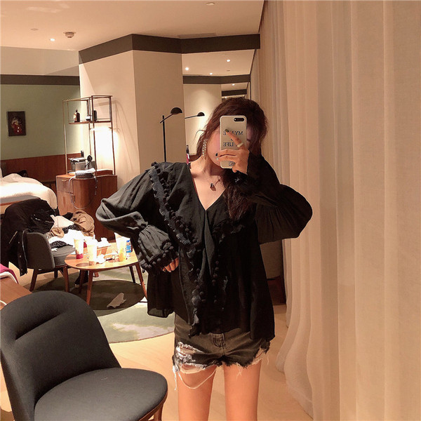 Cămașă lată de damă cu decolteu în V și pompoane