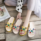 Moteriškos šiuolaikiškos šlepetės aukštu padu ir spalvotų akmenėlių elementu