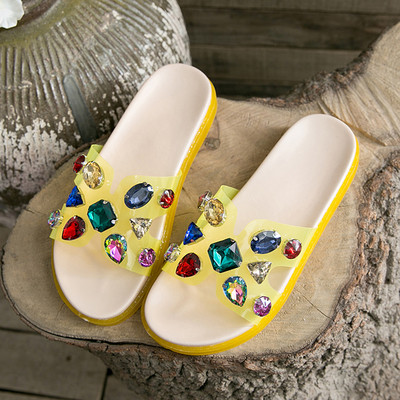 Moteriškos šiuolaikiškos šlepetės aukštu padu ir spalvotų akmenėlių elementu