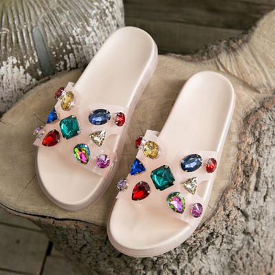 Moteriškos šiuolaikiškos šlepetės aukštu padu ir spalvotų akmenėlių elementu