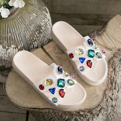 Moteriškos šiuolaikiškos šlepetės aukštu padu ir spalvotų akmenėlių elementu