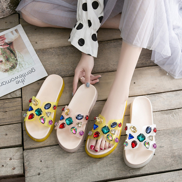 Moteriškos šiuolaikiškos šlepetės aukštu padu ir spalvotų akmenėlių elementu