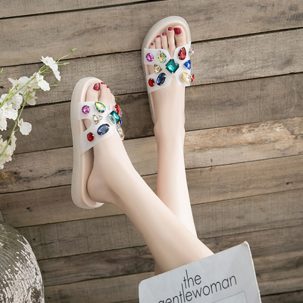 Moteriškos šiuolaikiškos šlepetės aukštu padu ir spalvotų akmenėlių elementu