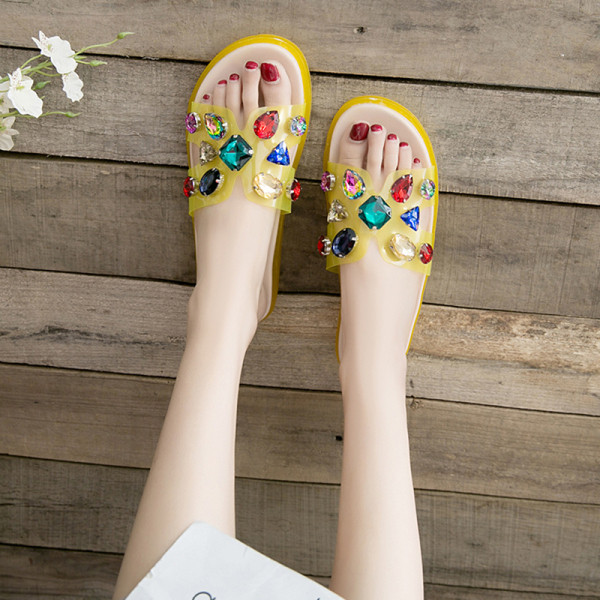 Moteriškos šiuolaikiškos šlepetės aukštu padu ir spalvotų akmenėlių elementu