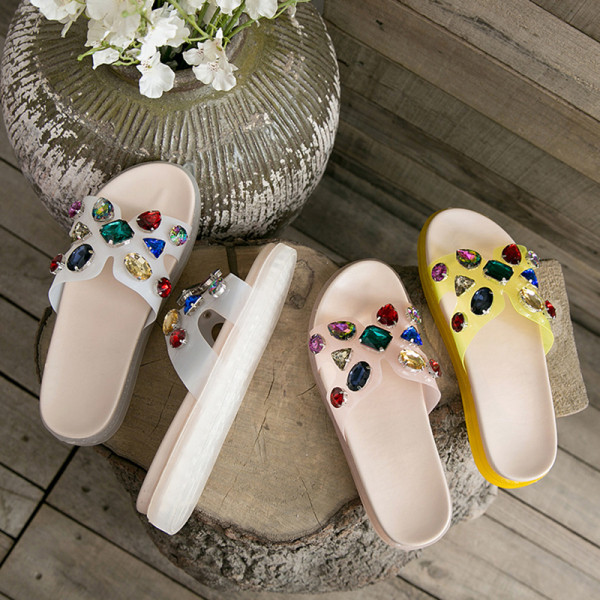 Moteriškos šiuolaikiškos šlepetės aukštu padu ir spalvotų akmenėlių elementu