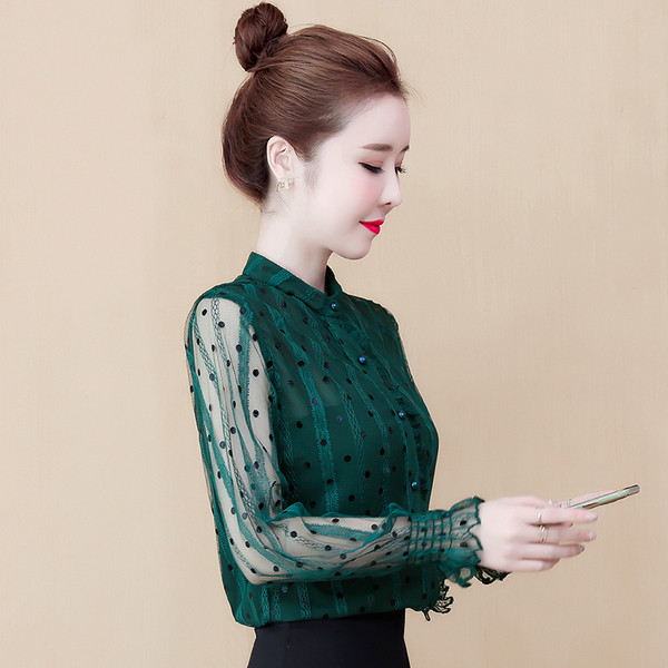 Elegantiški moteriški marškiniai su ovalia iškirpte su taškeliais