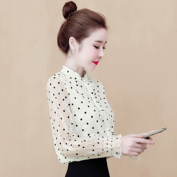 Elegantiški moteriški marškiniai su ovalia iškirpte su taškeliais