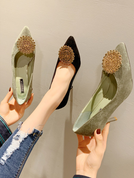 Modernūs moteriški batai su metaliniu elementu ir 6 cm kulnu