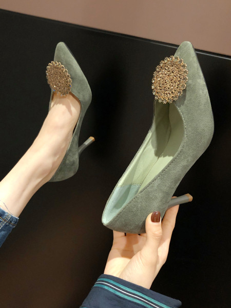 Modernūs moteriški batai su metaliniu elementu ir 6 cm kulnu