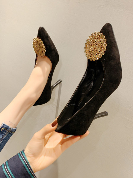 Modernūs moteriški batai su metaliniu elementu ir 6 cm kulnu