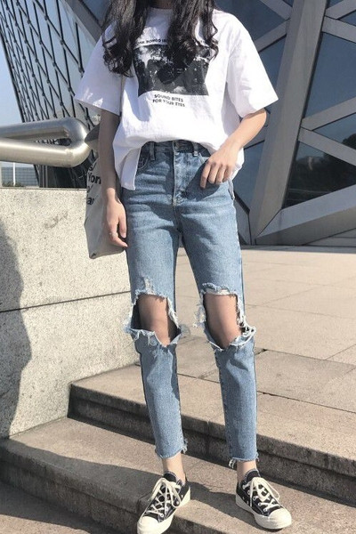 Női farmer szakadt motívumokkal, magas derékkal