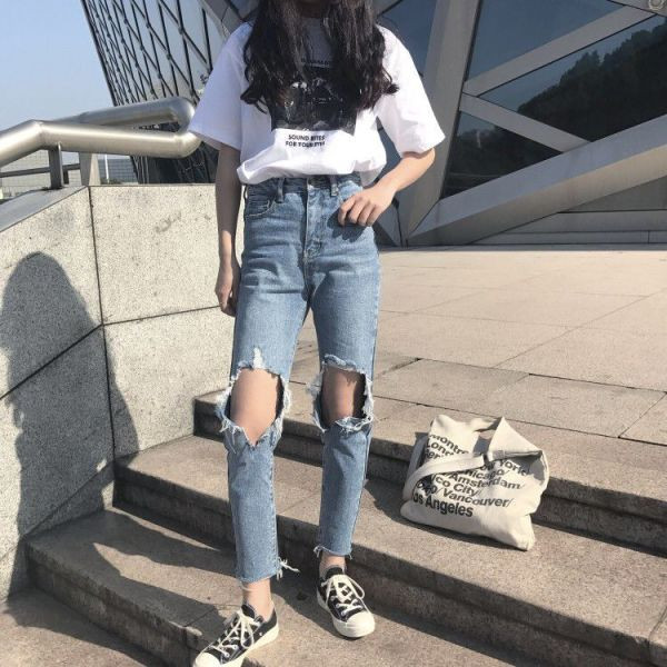 Női farmer szakadt motívumokkal, magas derékkal