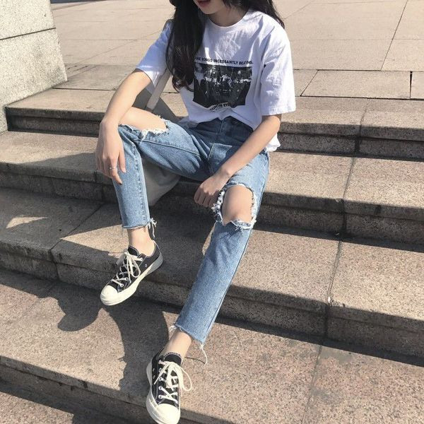 Női farmer szakadt motívumokkal, magas derékkal