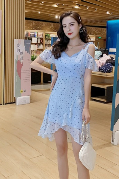 Asümmeetriline vabaaja kleit paljaste õlgade ja spitsikaelusega