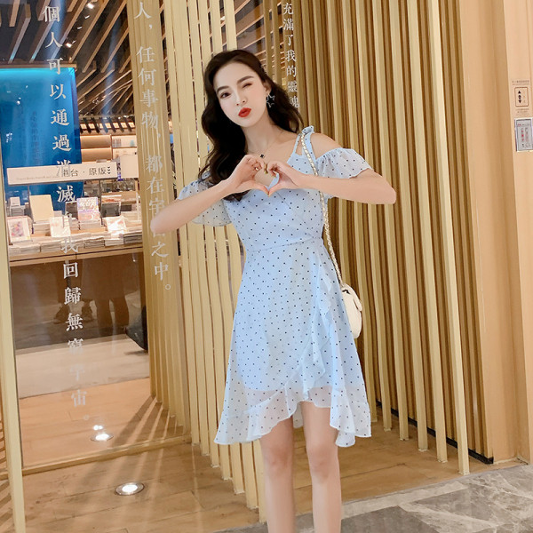 Asümmeetriline vabaaja kleit paljaste õlgade ja spitsikaelusega