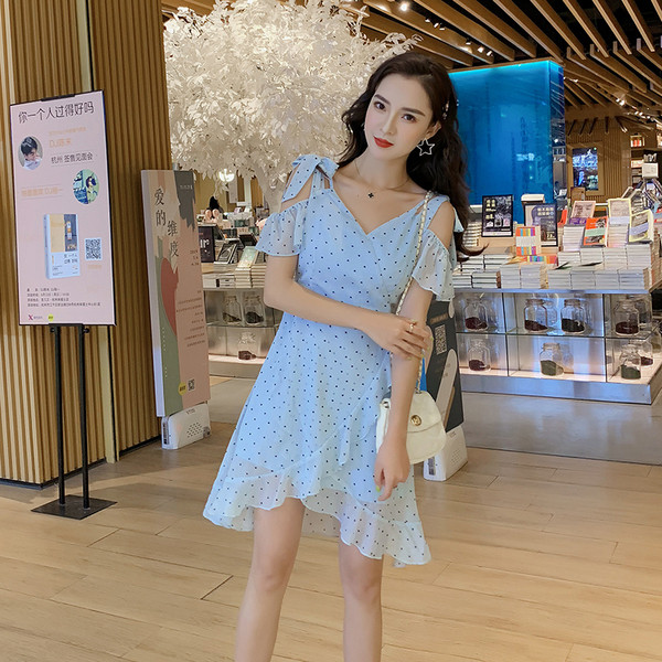 Asümmeetriline vabaaja kleit paljaste õlgade ja spitsikaelusega