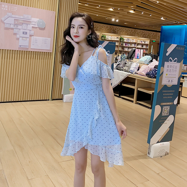 Asümmeetriline vabaaja kleit paljaste õlgade ja spitsikaelusega