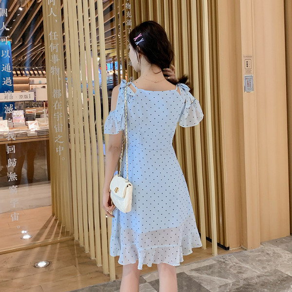 Asümmeetriline vabaaja kleit paljaste õlgade ja spitsikaelusega