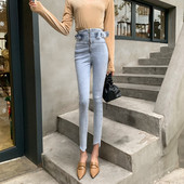 Prigludę moteriški džinsai aukštu juosmeniu ir užtrauktuku